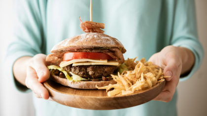 <b>Südtiroler Burger</b> mit Apfel-Chutney und Kartoffelstroh
                  