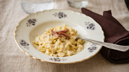 <b>Schüttelbrotbandnudeln </b>mit Birne, Camembert und gebratenem Südtiroler Speck
                  