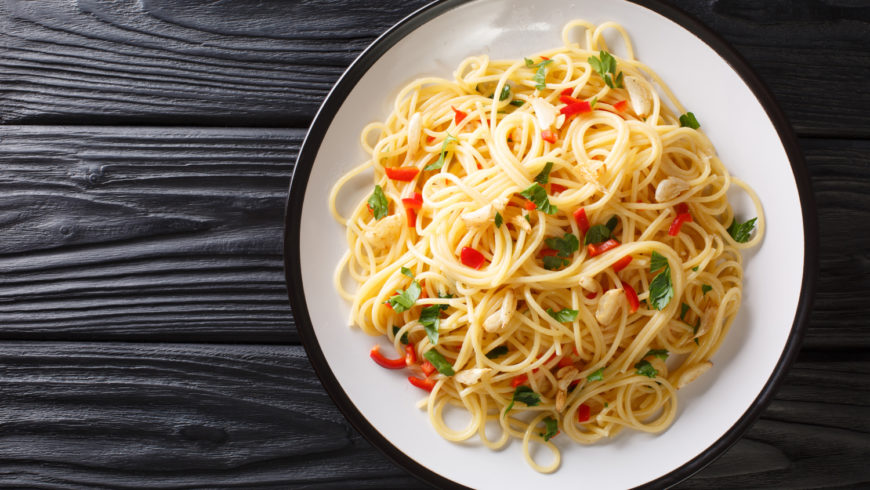 Spaghetti mit Knoblauch, Peperoni und Oliven - „Die Südtiroler Frau“