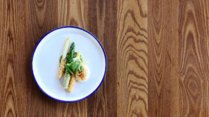 Spargel im <b>Pankomantel </b>auf Kartoffelschaum
                  