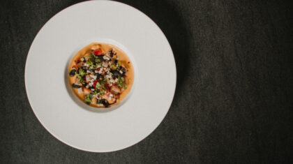 <b>Kürbiscreme mit gebratenem Südtiroler Speck</b>, Brotwürfel und Mascarpone 
                  