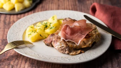 Gefülltes <b>Schweinekotelett</b> mit Südtiroler Speck–Butterkartoffeln
                  