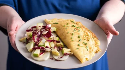 <b>Lauchpfannkuchen </b>mit Südtiroler Apfel-Rettichsalat
                  