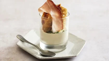 <b>Südtiroler Spargel-Panna Cotta </b>mit Südtiroler Speck-Käse-Cracker
                  