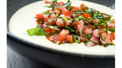 <b>Kartoffel-Käsecreme</b> mit Tomaten-Petersiliensalat
                  