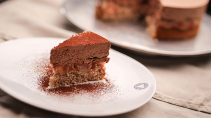 <b>Apfelschichttorte </b>mit Schokosahne
                  