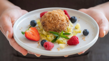 Nougatknödel auf<b> Südtiroler Apfelragout mit frischen Beeren
                  </b>