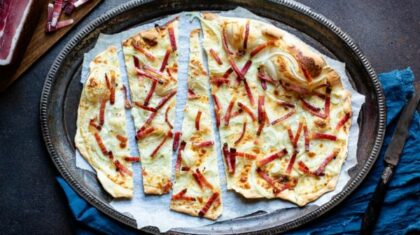 <b>Flammkuchen </b>mit Südtiroler Speck, Zwiebel und Käsefondue
                  