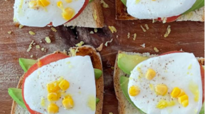 <b>Avocado-Tomaten</b>-Mozzarella-Bruschetta
                  