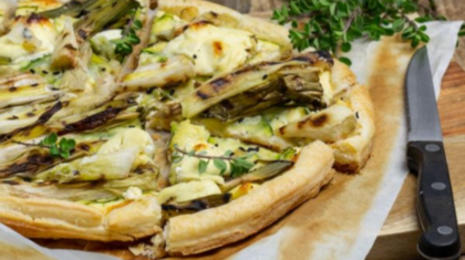<b>Blätterteigkuchen</b> mit Südtiroler Ricotta, Frühlingszwiebeln und Zucchini 
                  