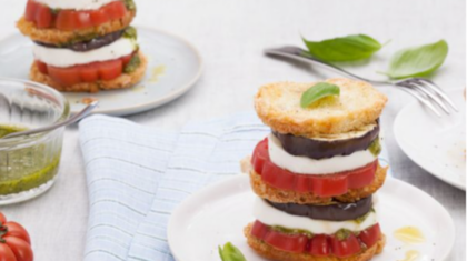 Brot-Millefeuille mit Südtiroler Mozzarella, Tomaten und Auberginen
                  