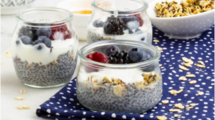 <b>Chia-Pudding</b> mit Südtiroler Joghurt, Granola und Beeren
                  