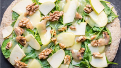 <b>Fladenbrot </b>mit Südtiroler Käse, Apfel und Spinat&nbsp;
                  