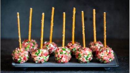<b>Frischkäsebällchen </b>mit Südtiroler Speck
                  