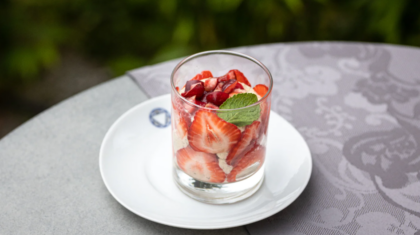 <b>Grieß-Mohn-Flammeri </b>mit gemischten Beeren
                  