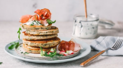 <b>Herzhafte Kräuter-Zucchini-Pancakes</b> mit Südtiroler Speck&nbsp;
                  