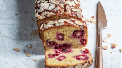 <b>Joghurt-Plumcake</b> mit Himbeeren
                  
