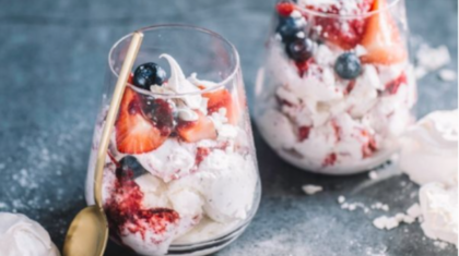 <b>Joghurtmousse </b>mit Erdbeeren&nbsp;
                  