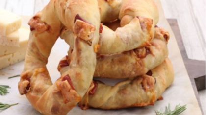 <b>Käse-Bagel </b>mit Speck und Rosmarin
                  