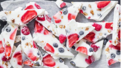 Knuspriges <b>Joghurt-Eis</b> mit Waldfrüchten
                  