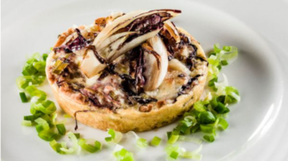 <b>Lauch-Radicchio-Kuchen</b> mit gereiftem Almkäse
                  
