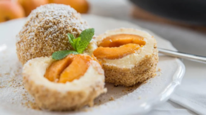 <b>Marillenknödel </b>mit Bröselbutter
                  