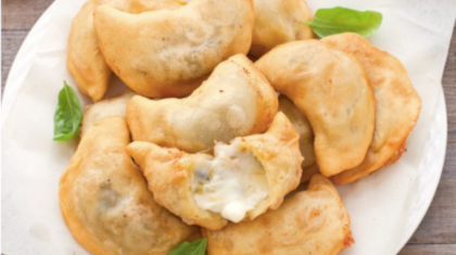 
          <b>Panzerotti mit Südtiroler Mozzarella</b>, Oliven und Endiviensalat 
                          