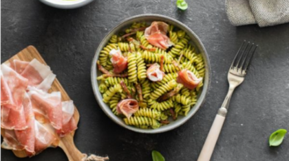 <b>Pasta mit Rucola-Pesto</b> und Südtiroler Speck
                  