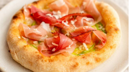 <b>Pizza mit Schnittlauch-Mayo </b>und Südtiroler Speck
                  