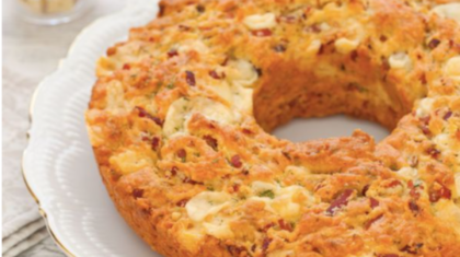 <b>Salziger Kranzkuchen</b> mit Südtiroler Käse, Speckwürfeln und Schnittlauch
                  