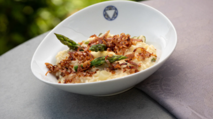 <b>Spargelrisotto</b> mit Käse und Speck
                  