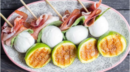 <b>Südtiroler Mozzarella-Spieß</b> mit Speck und gegrillter Feige
                  