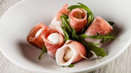 <b>Südtiroler Mozzarelline</b> mit Speck und Rucola
                  
