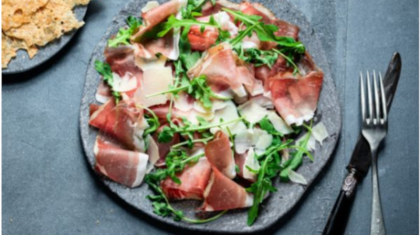 <b>Südtiroler Speck, Rauke und Grana Padano</b> mit knusprigen Roggenfladen
                  
