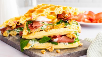 <b>Waffelsandwich </b>mit Südtiroler Speck und Kräutercreme
                  