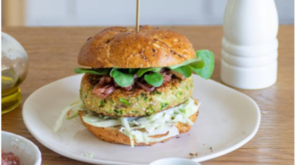<b>Zucchini-Burger</b> mit Joghurt-Krautsalat und Südtiroler Bergkäse
                  
