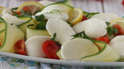 <b>Zucchini Crudaiola</b> mit Südtiroler Heumilch-Mozzarella
                  