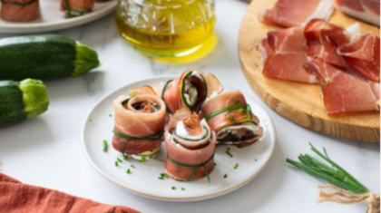 Zucchiniröllchen mit <b>Ziegenkäse, Südtiroler Speck und Schnittlauch&nbsp;
                  </b>