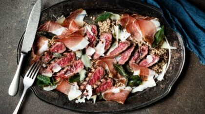 <b>Tagliata vom Rind </b>mit Südtiroler Speck, Buchweizen, Parmesanflocken und Salbei
                  